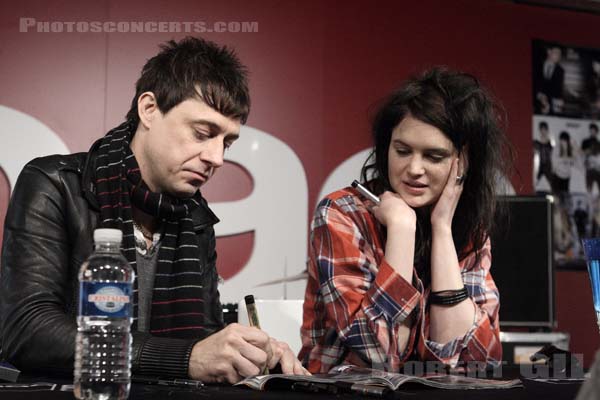 THE KILLS - 2008-03-18 - PARIS - FNAC Montparnasse - Alison Nicole Mosshart - James William Hince